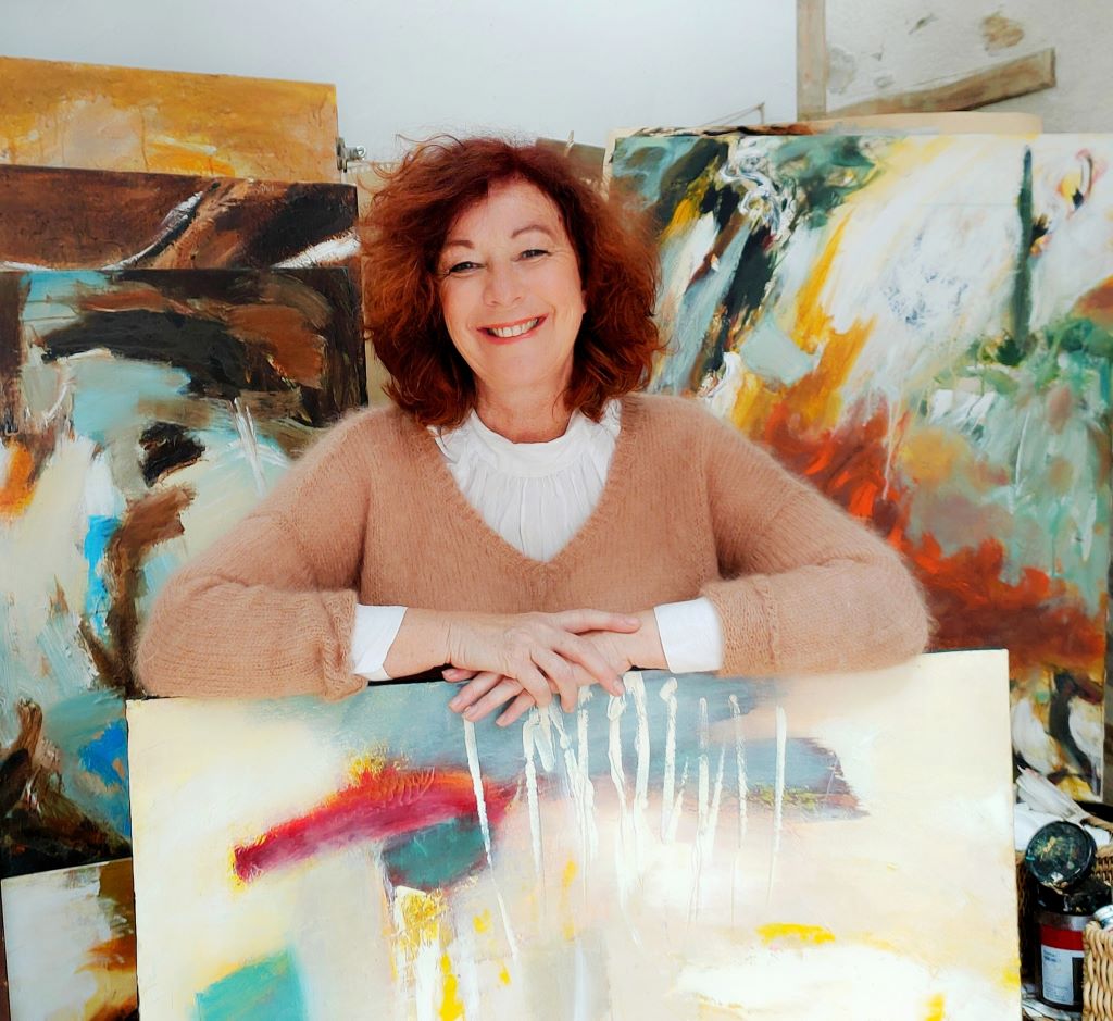 Portrait de l'artiste angevine Juliette Trébuchet avec ses toiles et dans son atelier d'artiste